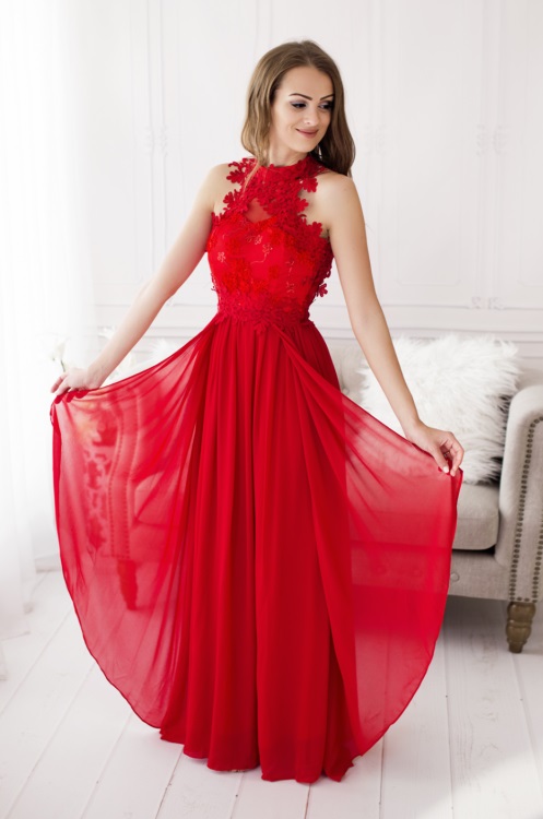 Czerwona sukienka dla świadkowej