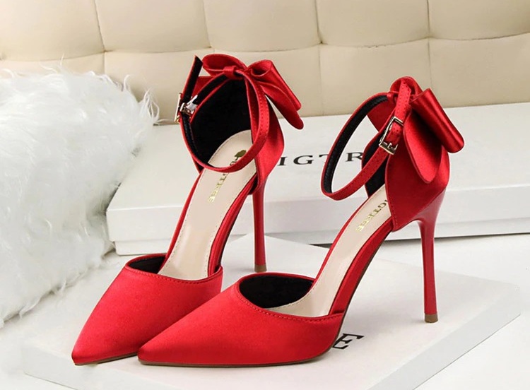 Czerwone buty na wesele