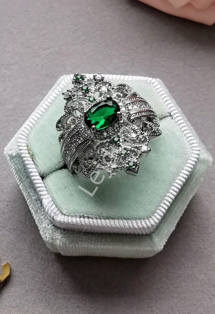 Duży pierścionek z zielonym oczkiem