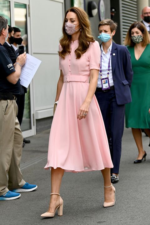 Kate Middleton buty nude różowa sukienka