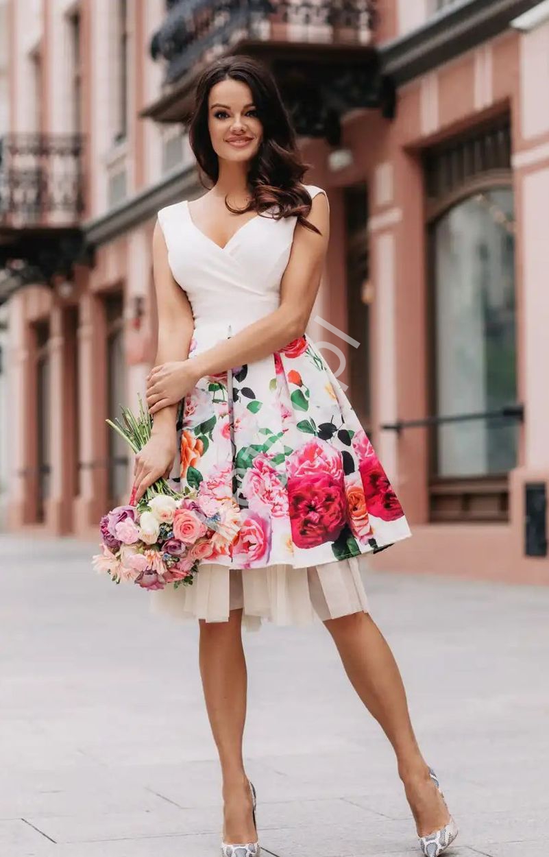 Beżowa sukienka z kwiatowym wzorem, rozkloszowana sukienka w kwiaty  KM223