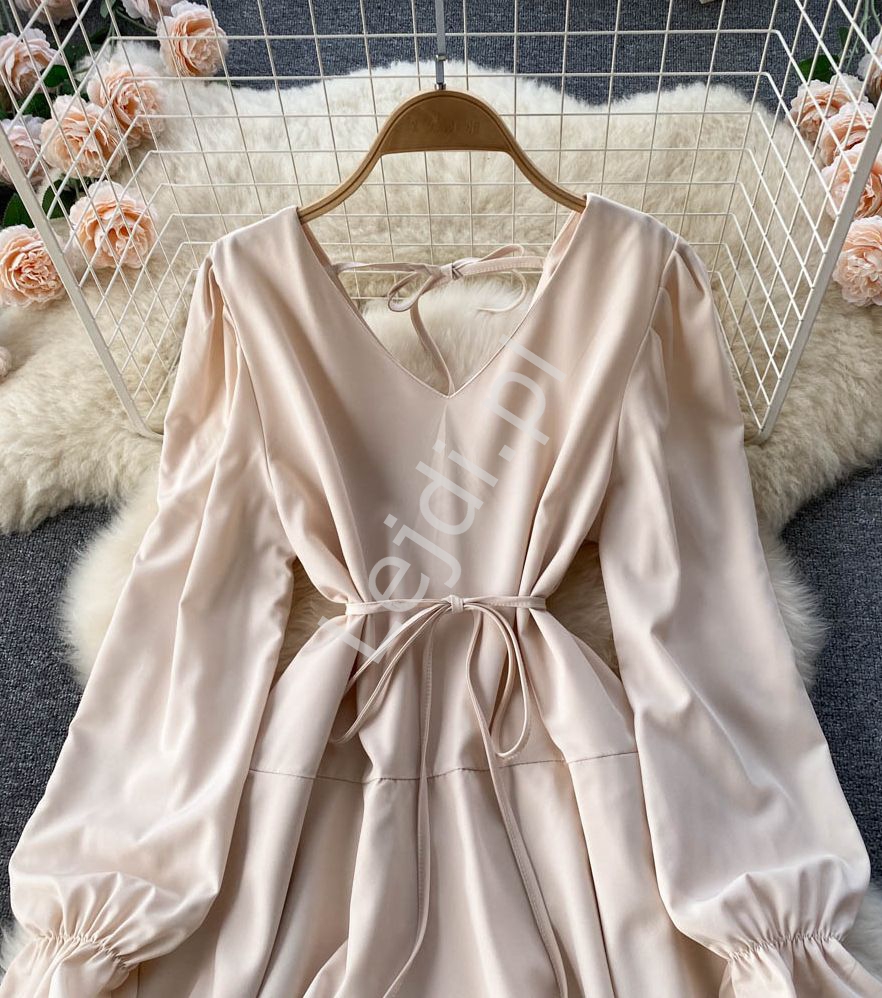 Beżowo brzoskwiniowa sukienka z falbanami na spódnicy