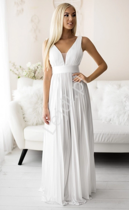 Biała plisowana sukienka ślubna z delikatnym połyskiem 2247