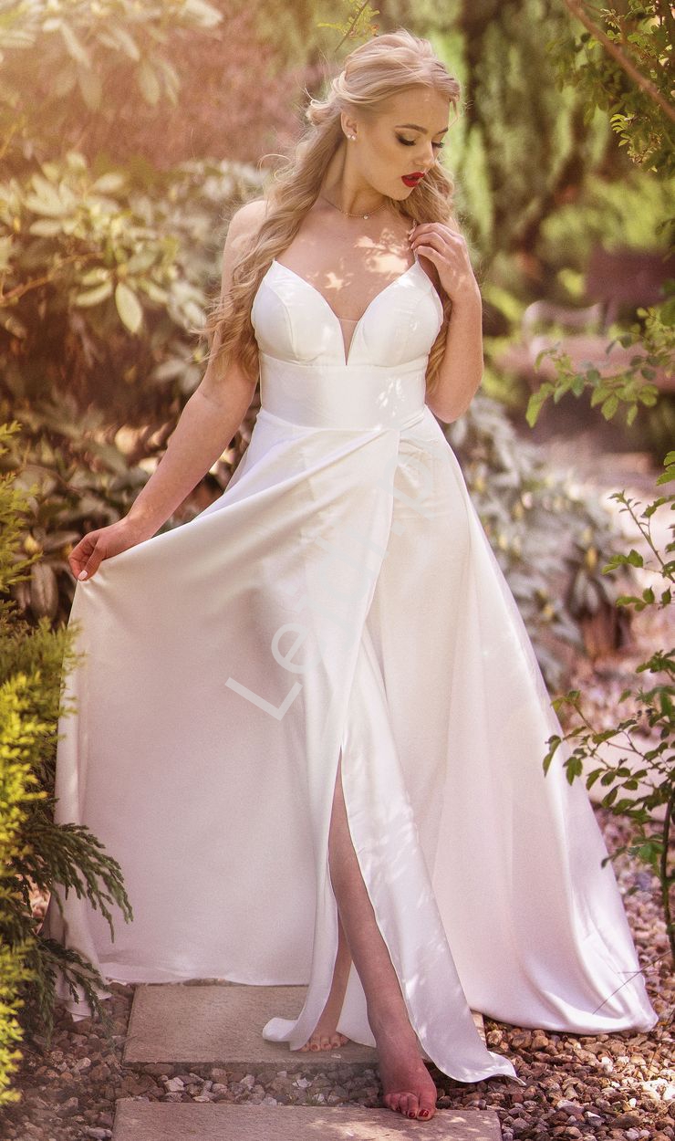 Biała satynowa sukienka ślubna z kryształkami na ramiączkach