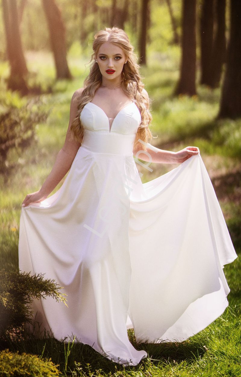 Biała satynowa sukienka ślubna z kryształkami na ramiączkach