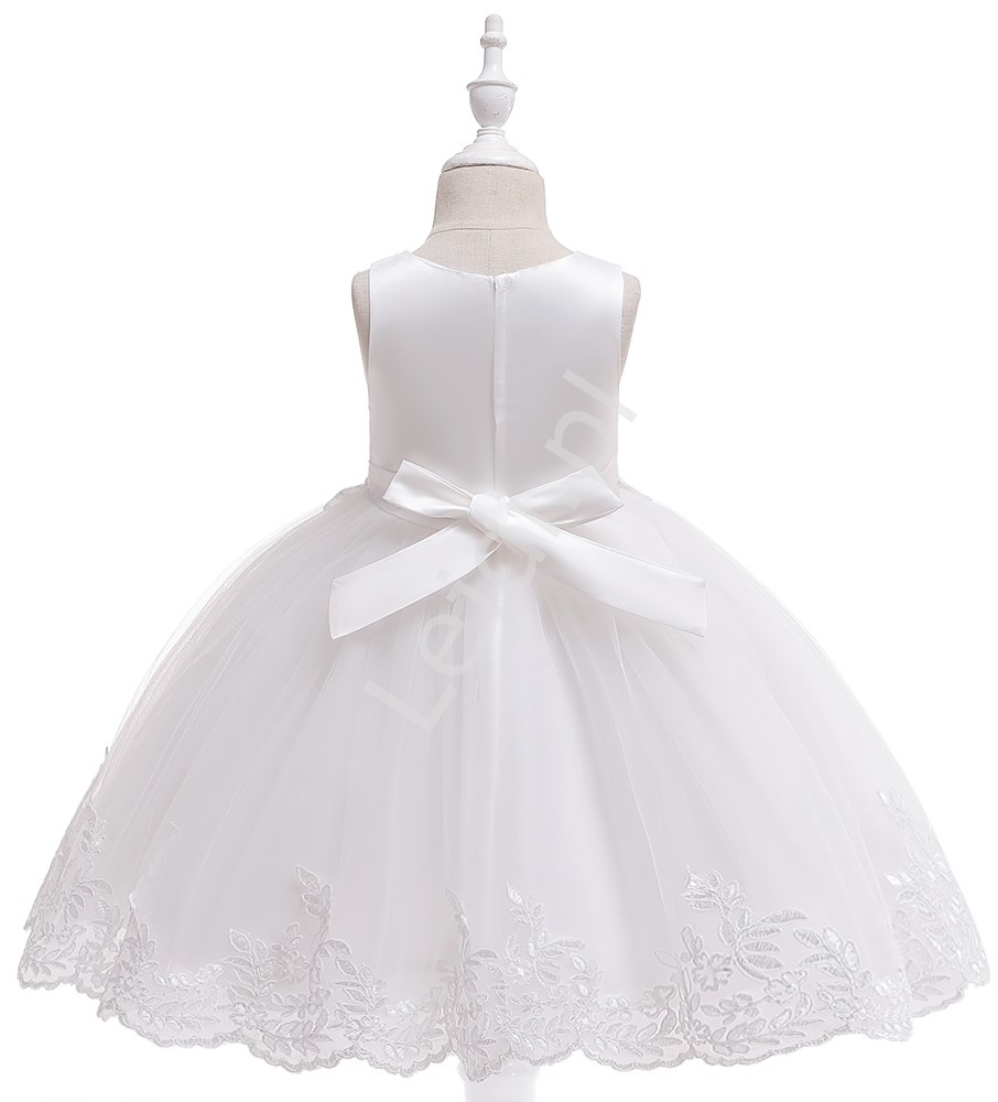 Biała śliczna sukienka na komunię zdobiona kwiatkami 3D i haftem 097