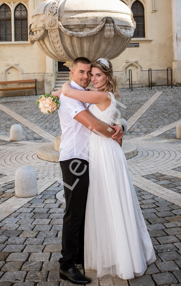 Biała ślubna suknia ślubna z tiulu i koronki Chiara EMO