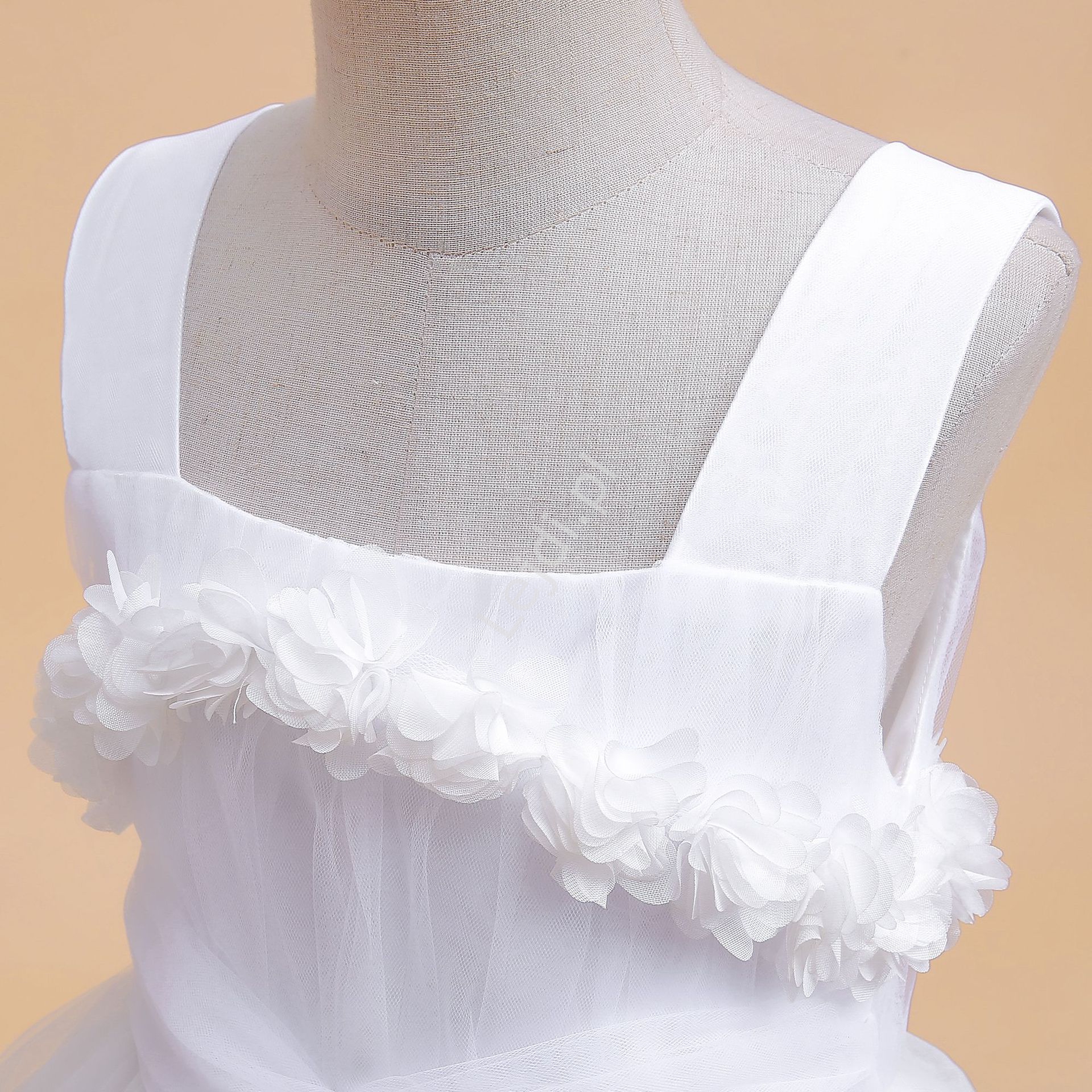 biała sukienka z kwiatami 3d