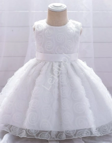 Biała sukienka dla małej dziewczynki z różyczkami