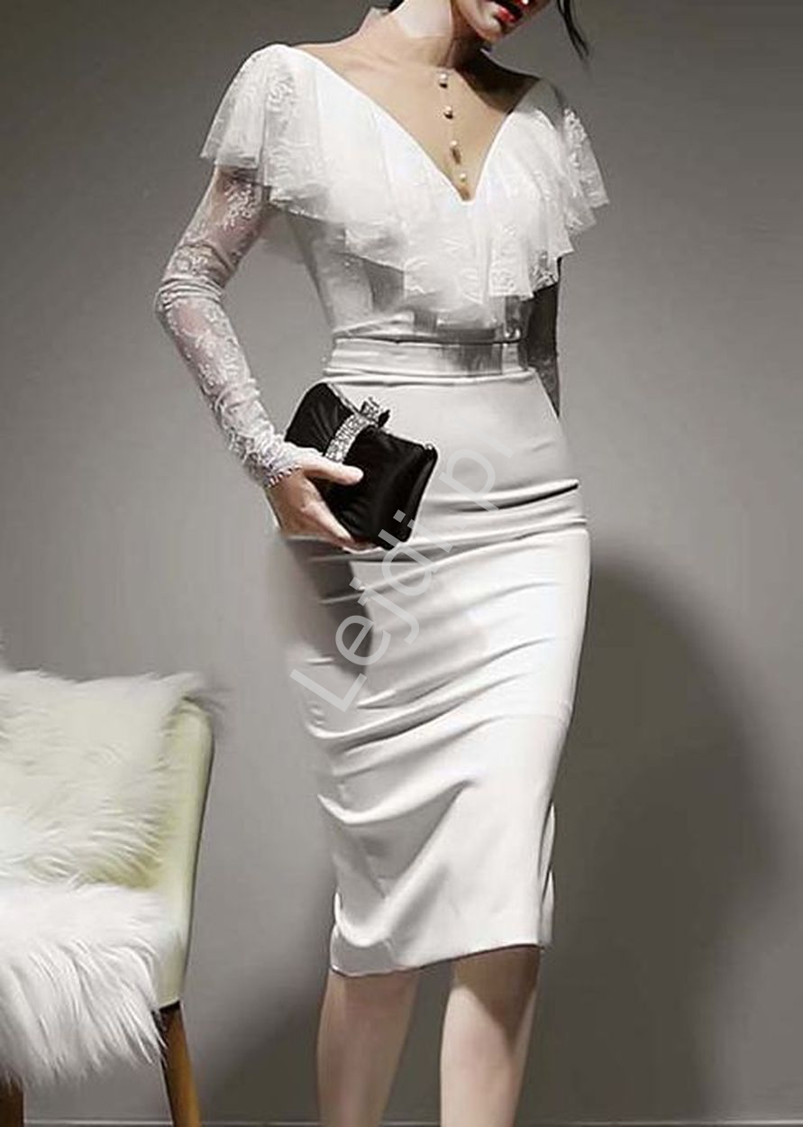Biała sukienka elegancka z koronkową falbanką przy dekolcie
