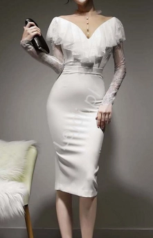 Biała sukienka elegancka z koronkową falbanką przy dekolcie