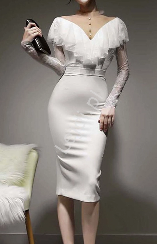 Biała sukienka elegancka z koronkową falbanką przy dekolcie 5218