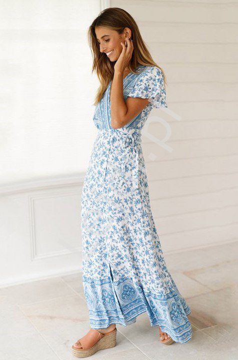 Biała sukienka letnia w niebieski kwiatowy wzór