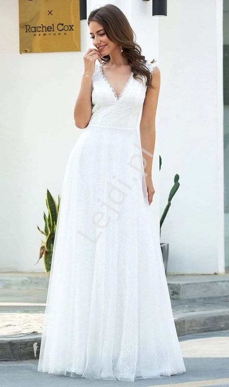 Biała suknia ślubna w stylu boho z piękną koronką