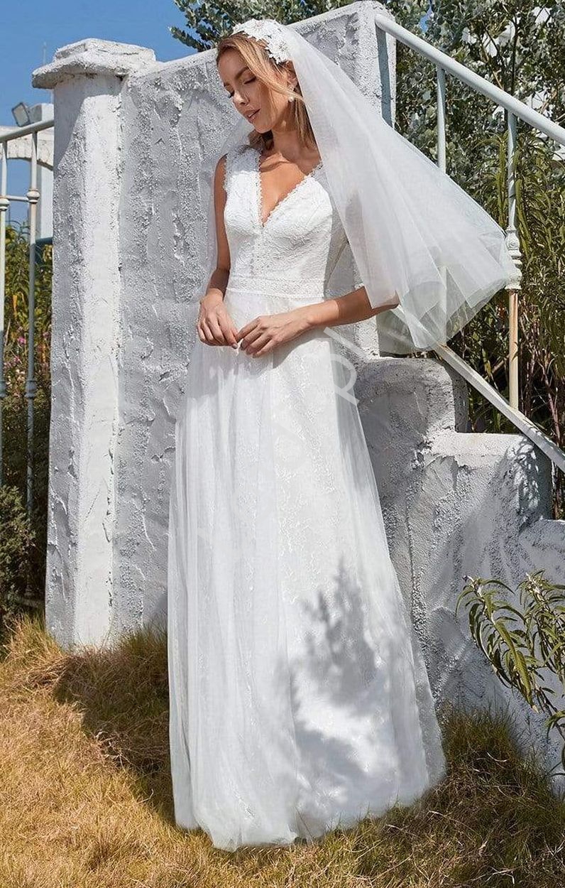 Biała suknia ślubna w stylu boho z piękną koronką
