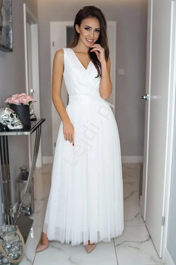 Biała tiulowa sukienka ślubna z koronkową górą