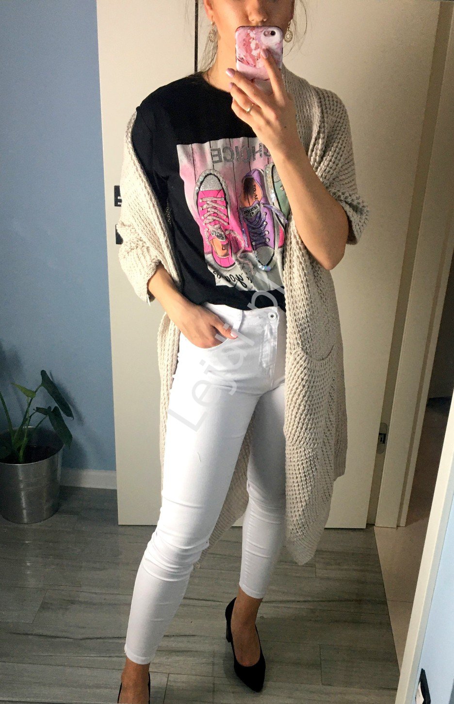 Białe spodnie jeansowe, białe jeansy na lato