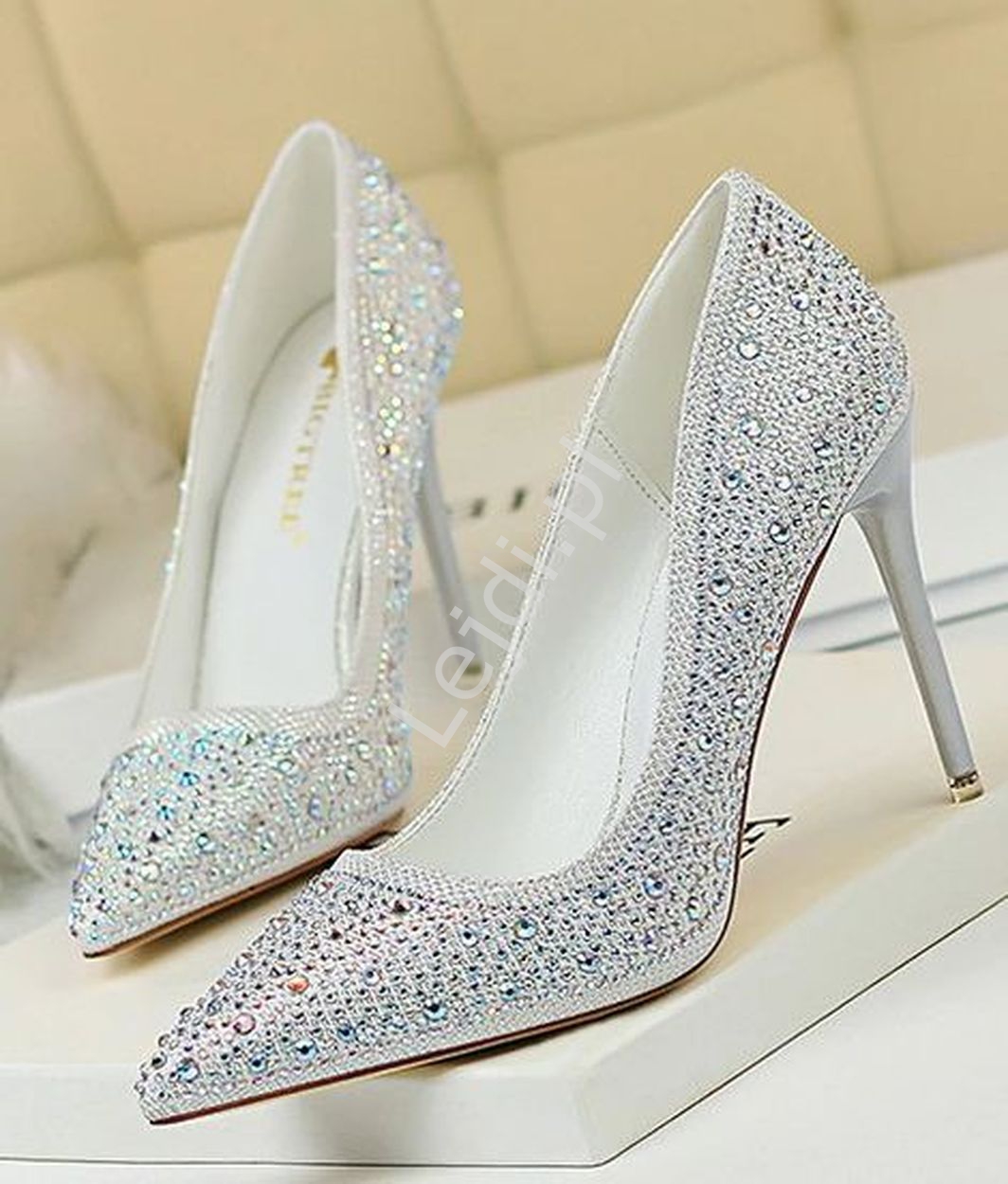 Białe szpilki z kryształkami, błyszczące buty na wysokim obcasie
