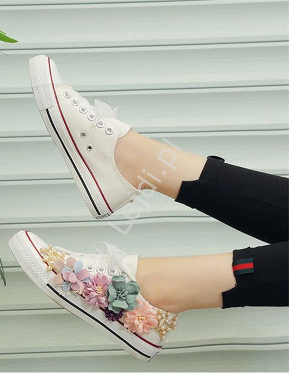 stylowe buty w kwiaty