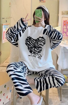 Biało czarna piżama zebra z sercem, ciepły dres domowy 