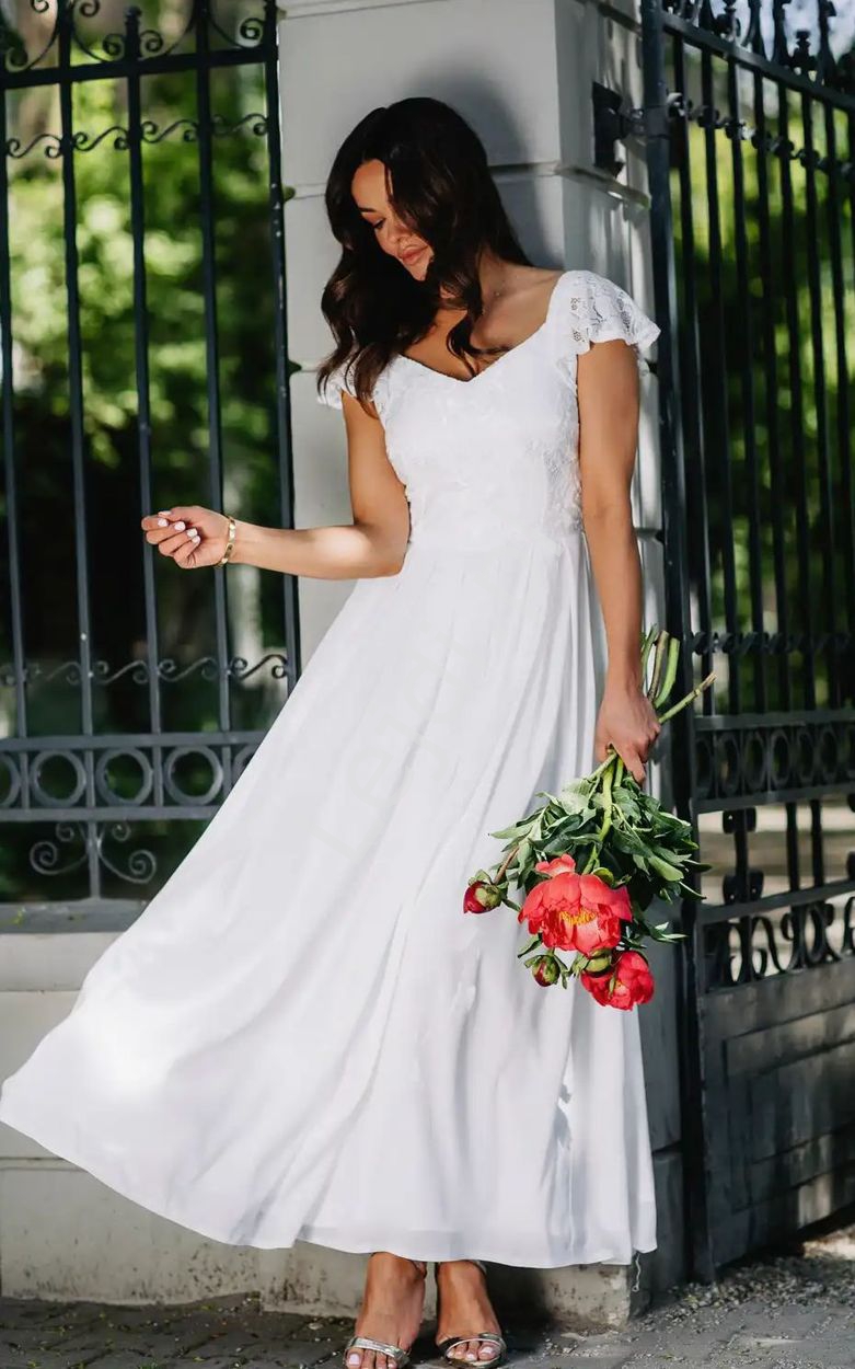 Biało kremowa sukienka ślubna w romantycznym stylu