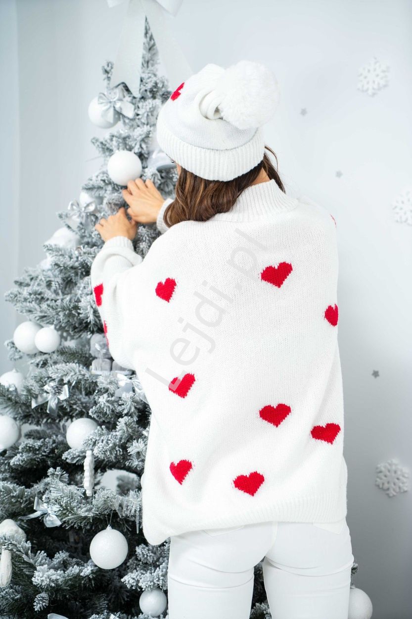 biały sweter w czerwone serca