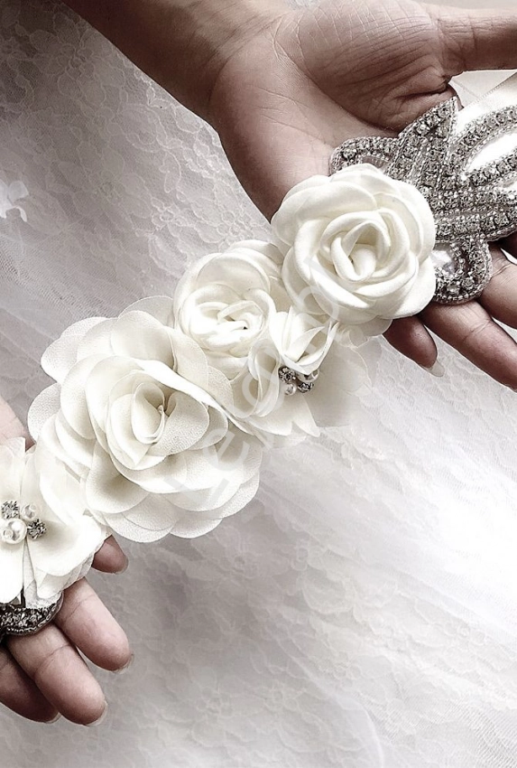 Biały ozdobny pas do sukienki ślubnej lub wieczorowej z kwiatami 233