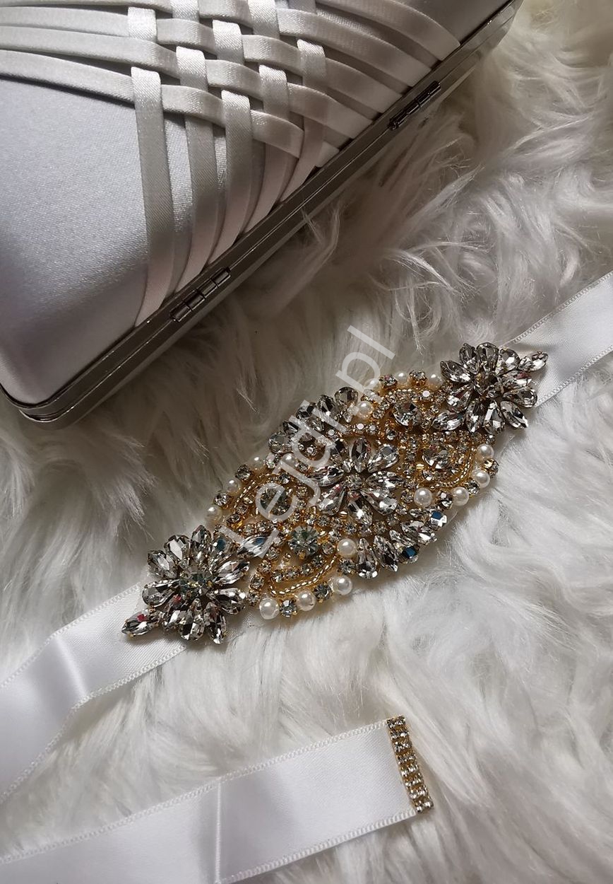 Biały pasek ślubny z kryształkami w okuciu w kolorze złota i perełkami