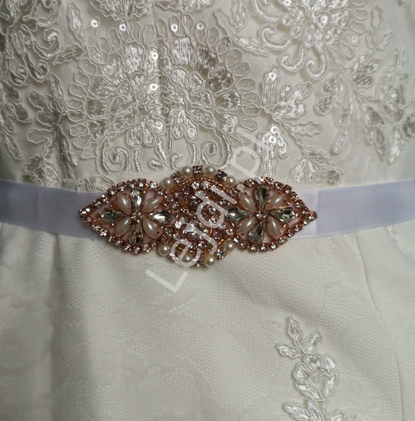 Biały pasek z małą elegancką kryształkową ozdobą z sztucznymi perełkami w okuciu w kolorze różowego złota 884 