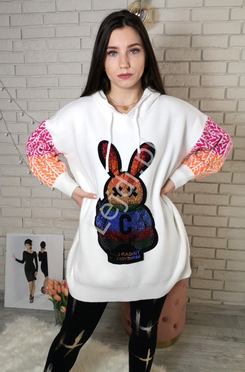 Biały sweter z kryształkowym królikiem, sweter premium z kapturemBiały sweter z kryształkowym królik