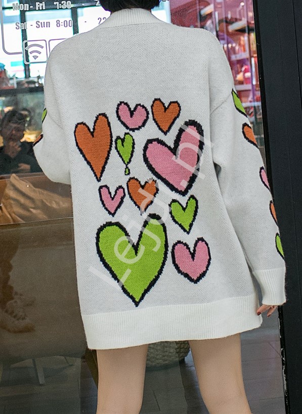 Biały sweter z misiem i sercami, stylowe swetry premium