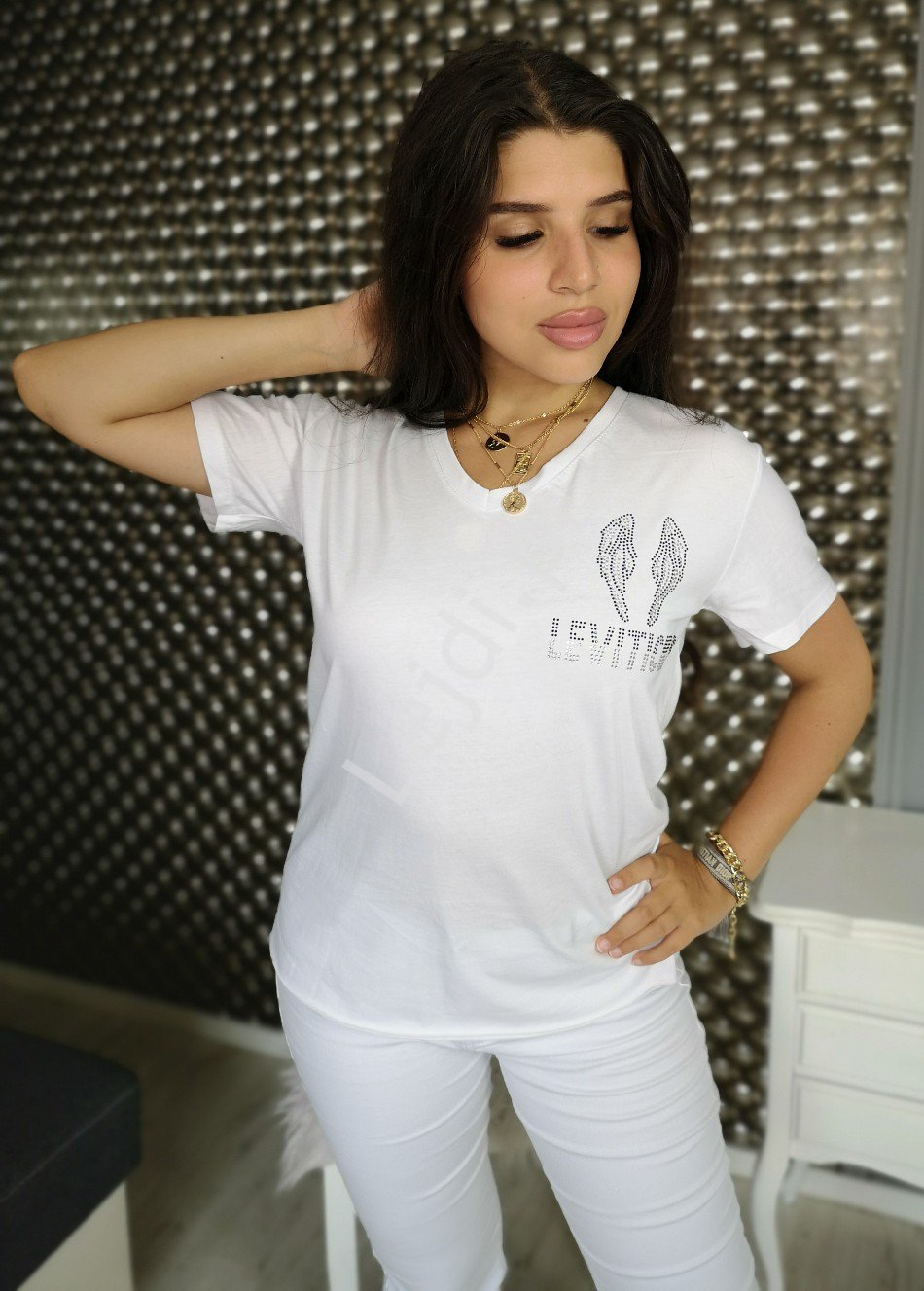 Biały t-shirt damski leviticus z skrzydłami kryształkowymi na plecach