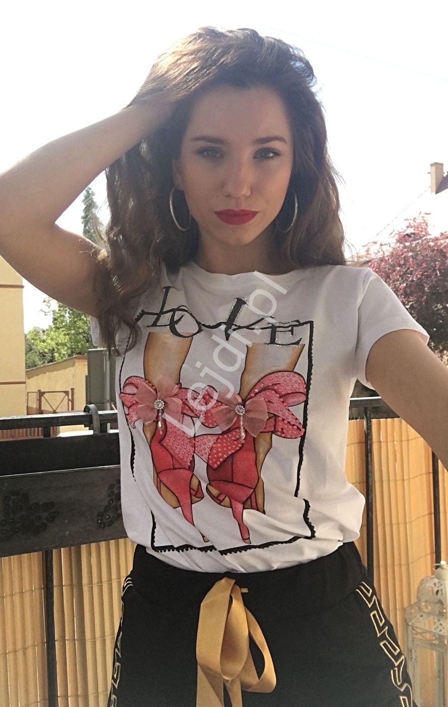 Biały t-shirt damski z napisem Love i różowymi szpilkami - Lejdi
