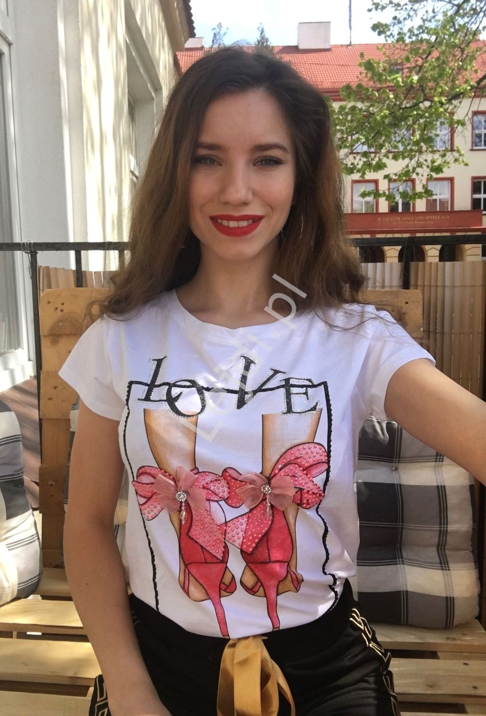 Biały t-shirt damski z napisem Love i różowymi szpilkami 