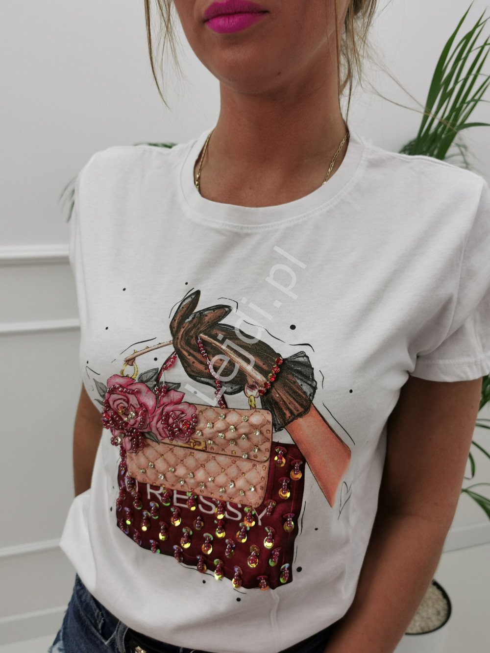 Biały t-shirt Mint z zdobieniem cyrkoniami, koralikami i cekinami