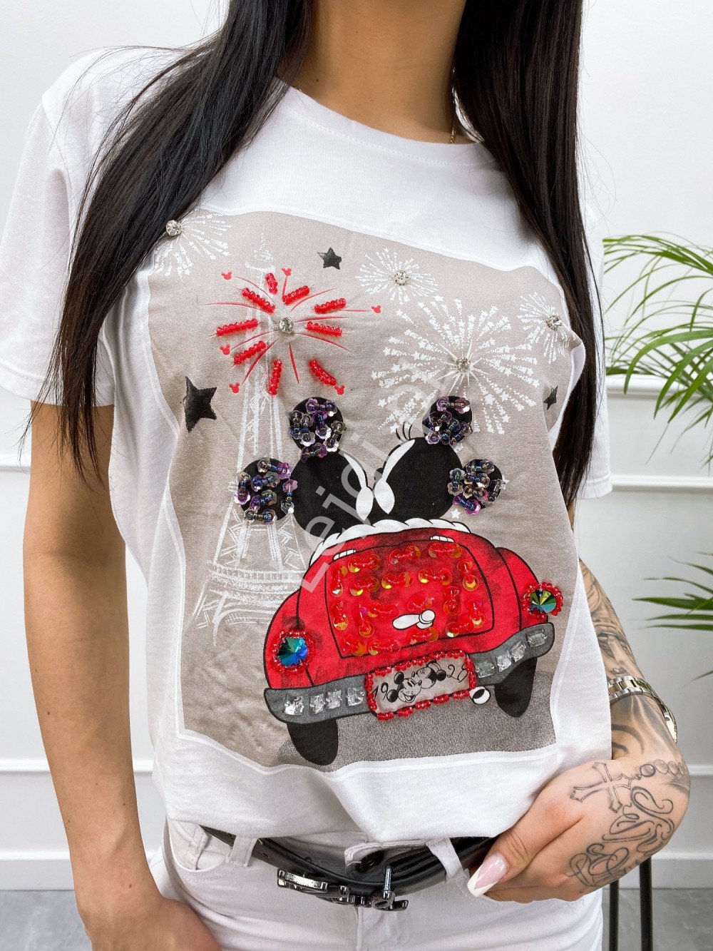 Biały t-shirt z myszką Mini w garbusie, koszulka zdobiona cekinami i koralikami 