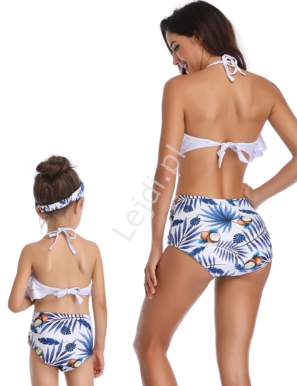 Bikini mama i córka z listkami palmowymi oraz kokosami