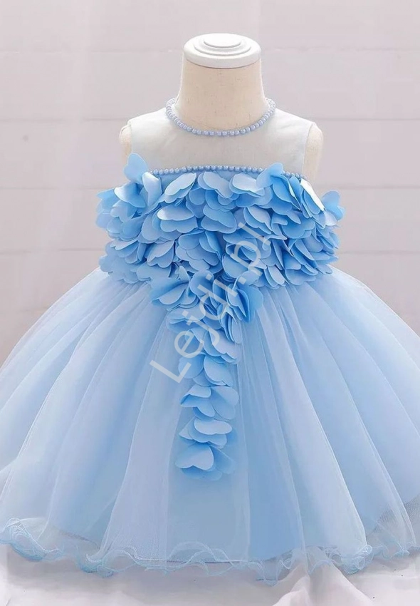 Błękitna sukienka wieczorowa z bogatym zdobieniem kwiatami materiałowymi 