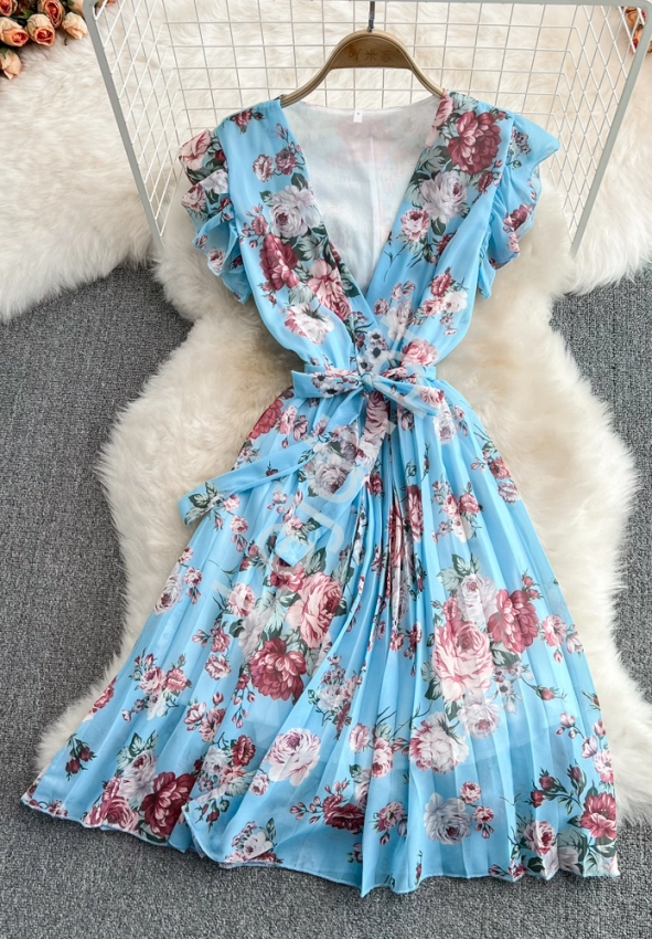 Błękitna szyfonowa sukienka w kwiaty z plisowanym dołem 1463