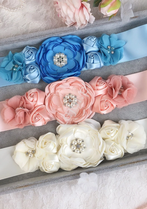 Błękitny pasek wieczorowy z kwiatami 3D, podkreślający talię w sukniach i kombinezonach