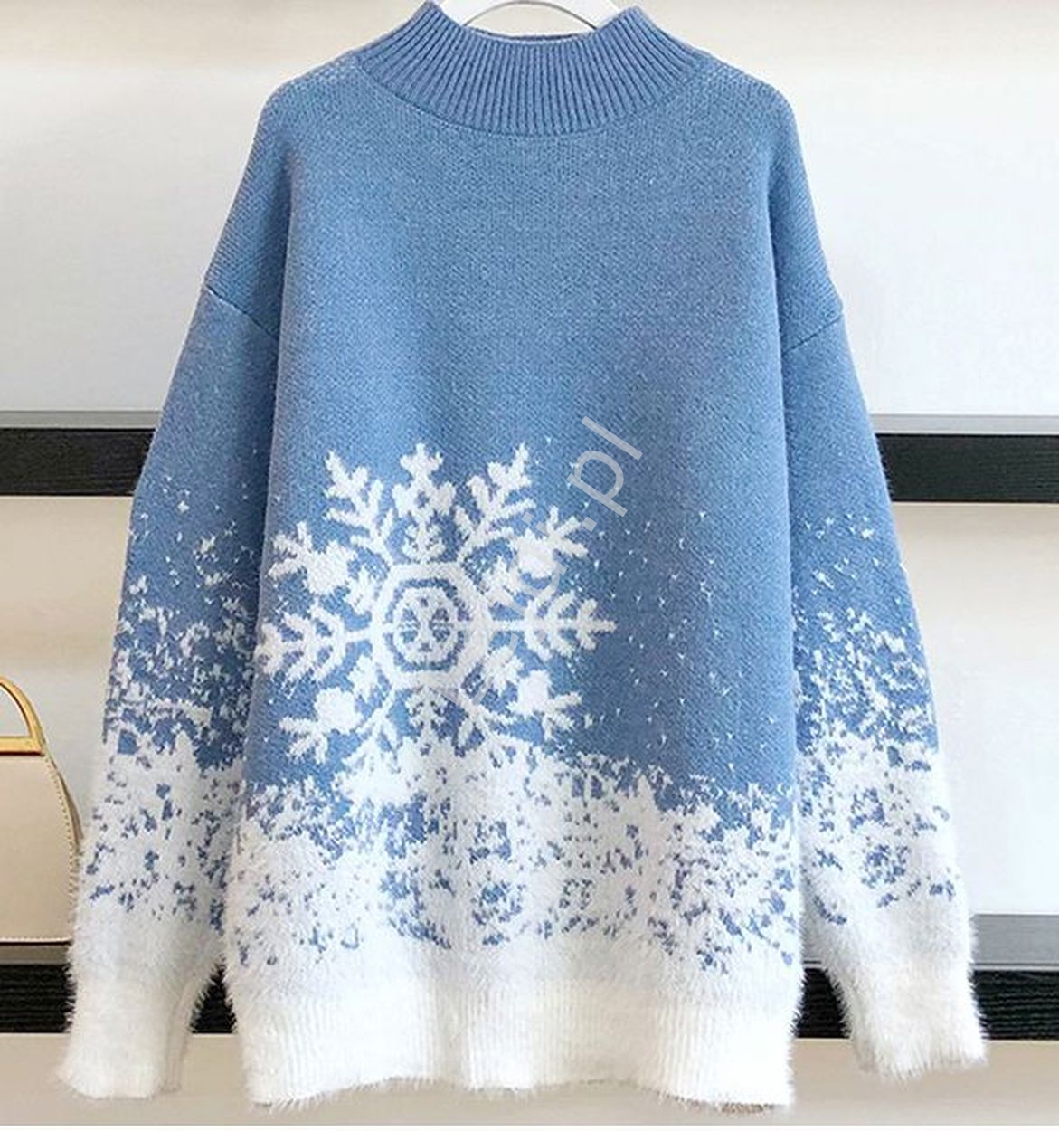 Błękitny sweter świąteczny z białymi śnieżynkami