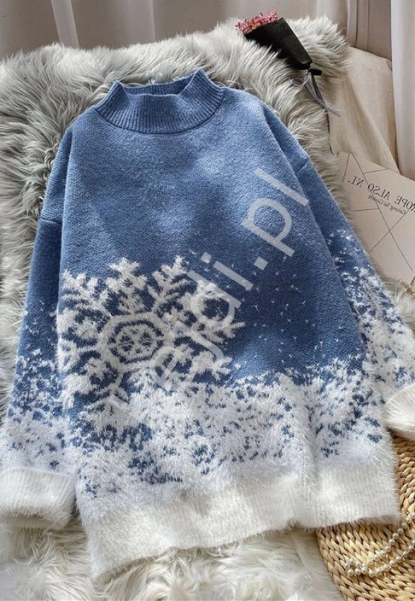 Błękitny sweter świąteczny z białymi śnieżynkami 3531