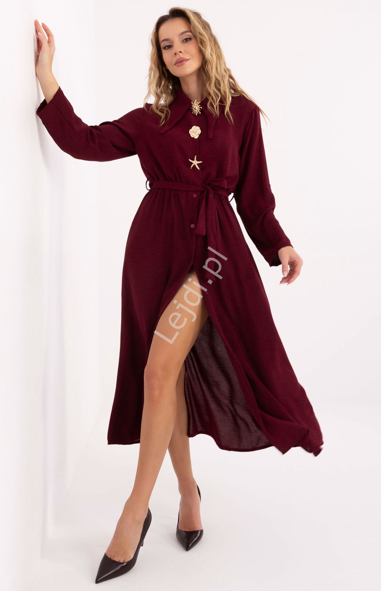 Bordowa sukienka koszulowa z ozdobnymi guzikami Paris C258.16