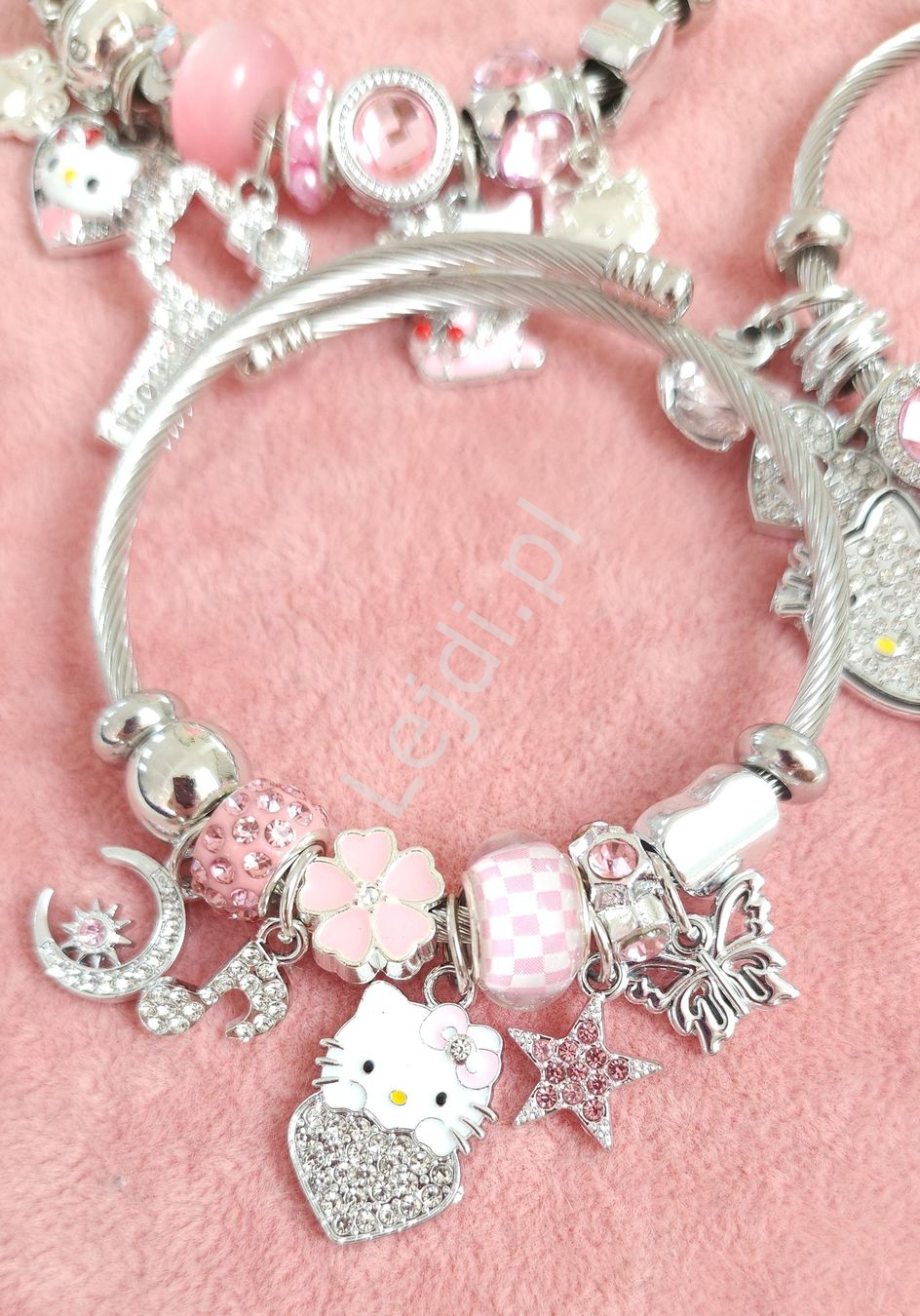 Bransoletka Hello Kitty w kolorze srebrnym z kotkiem, nutką, motylkiem i gwiazdką