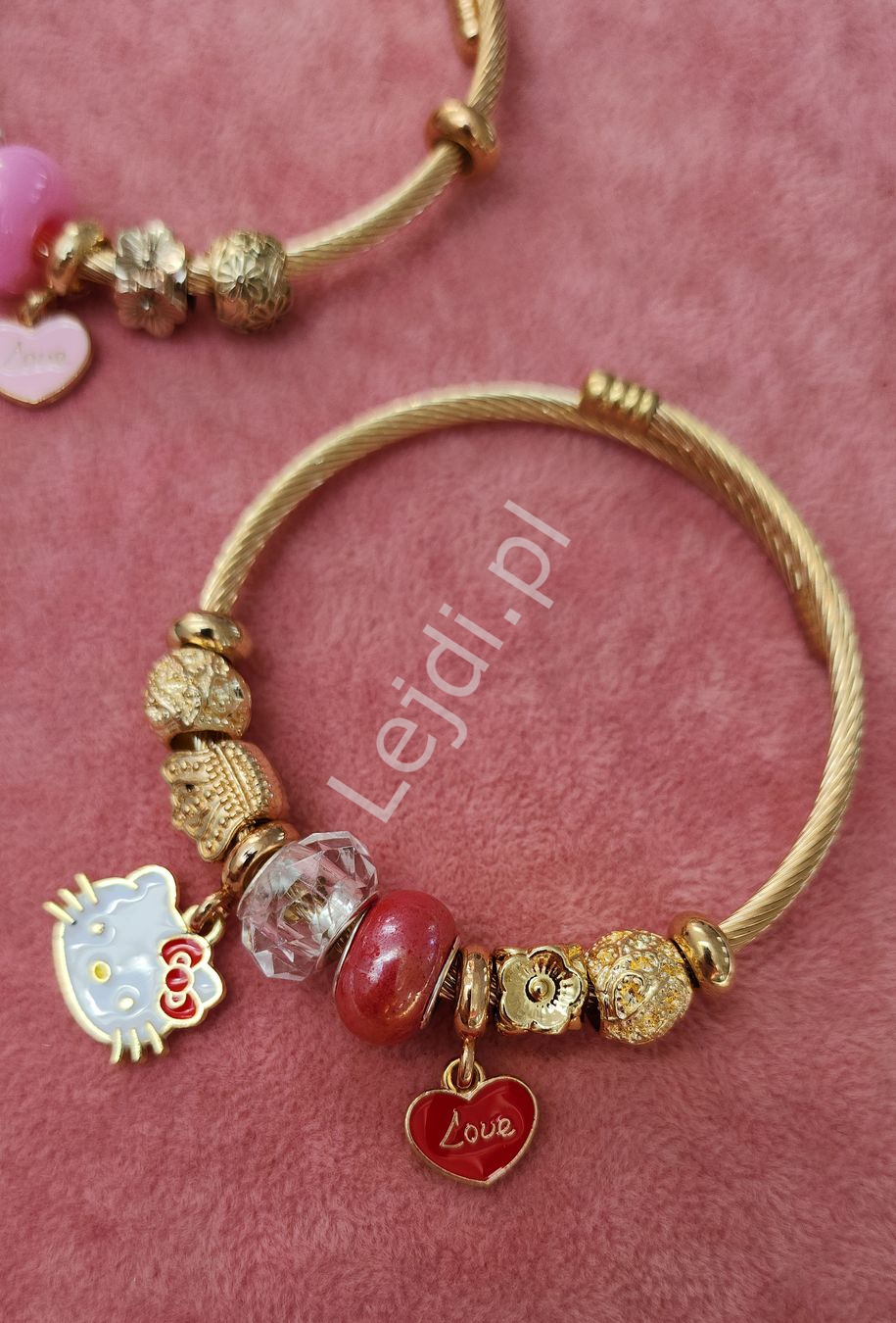 Bransoletka Hello Kitty w kolorze złotym z kotkiem z serduszkiem