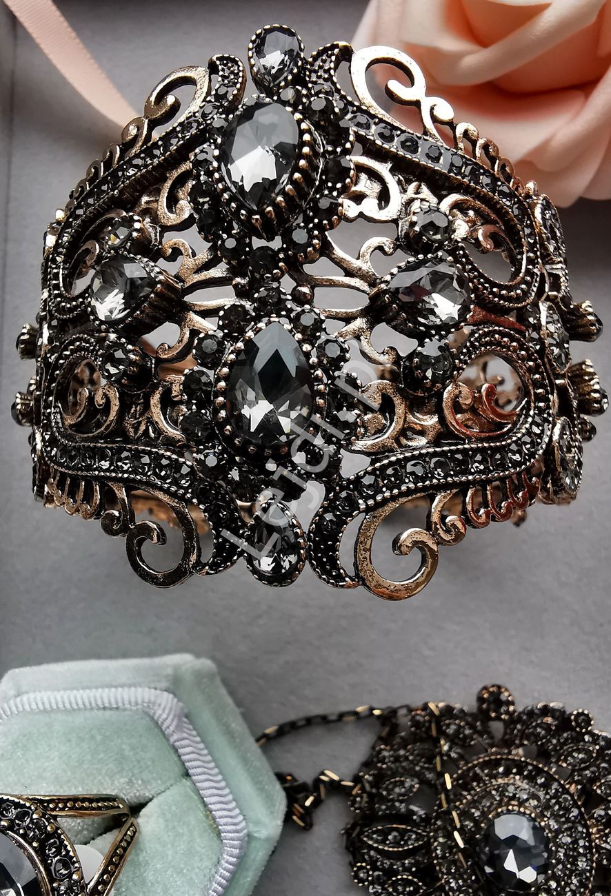 Bransoletka vintage w stylu orientalnym, ażurowa z czarnymi kryształkami
