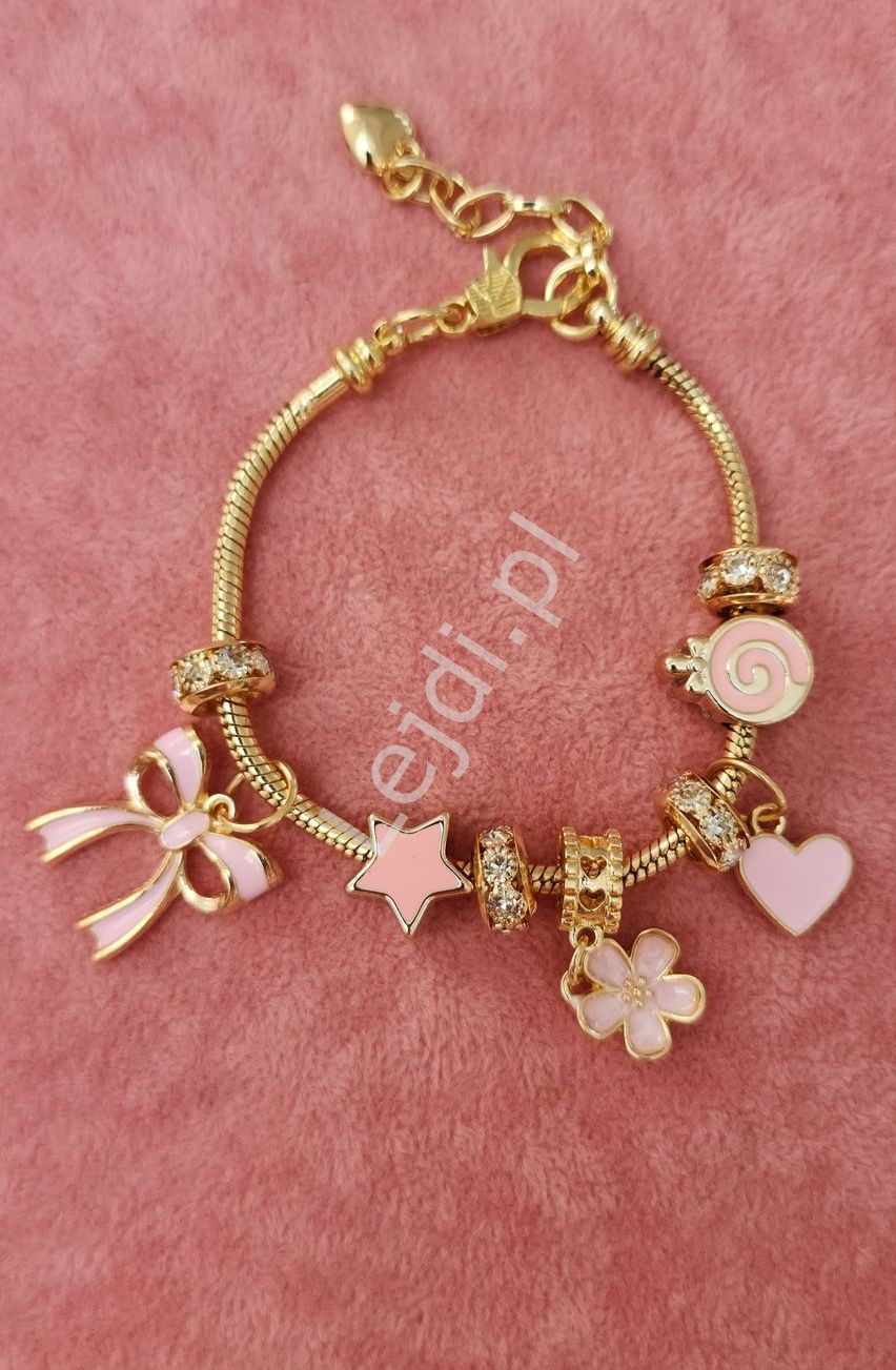 Bransoletka w kolorze złota z charmsami kokardka, cynamonka , gwiazdka
