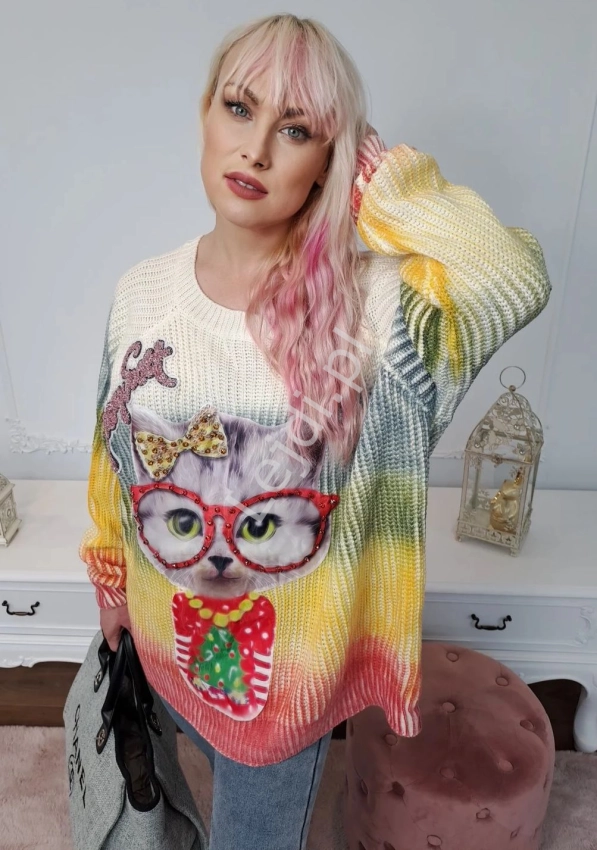 Cieniowany dziergany sweter z kotem z kryształkami i choinką