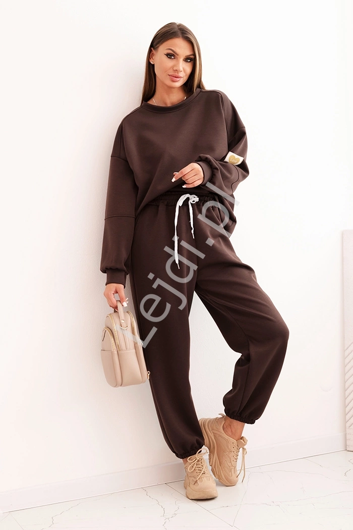 Czekoladowy komplet damski masełkowy z luźną bluzą i spodniami z serduszkiem i napisem LOVE , brązowy dres damski