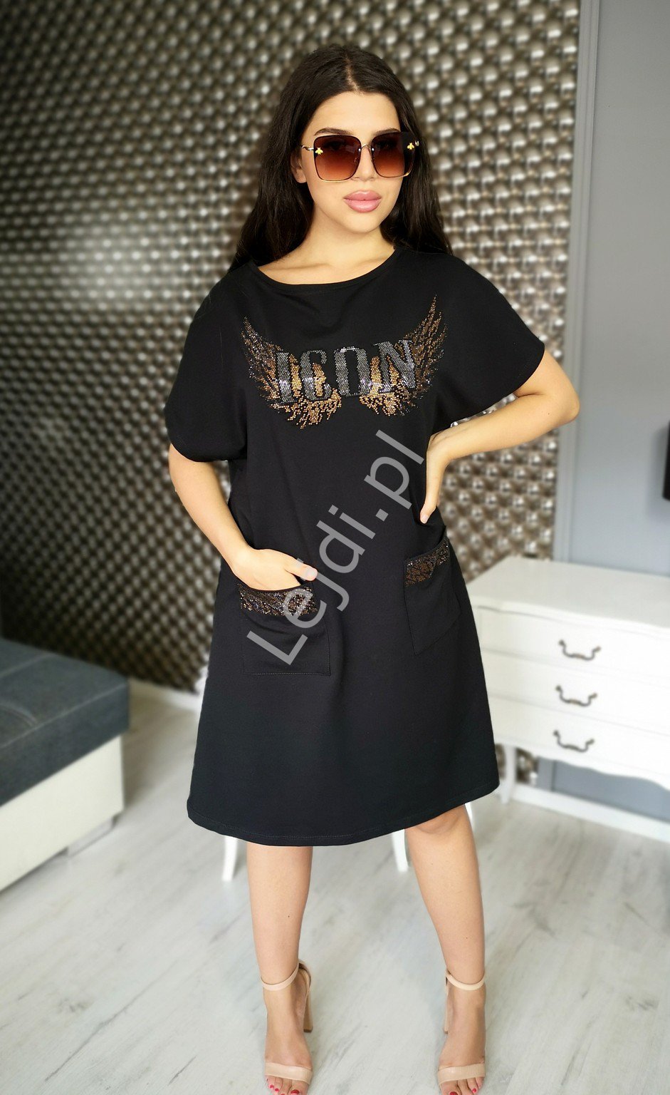 Czarna bawełniana sukienka ICON z napisem kryształkowym i skrzydłami 536